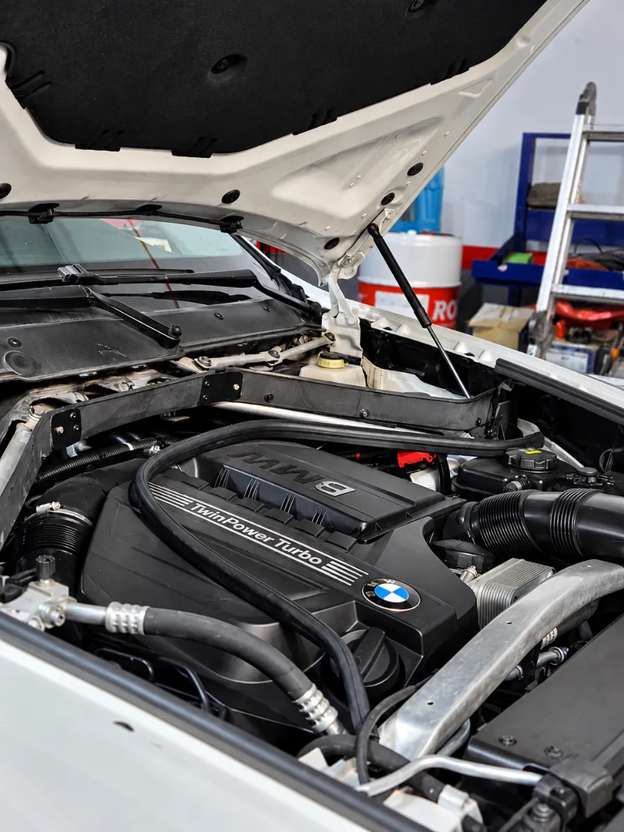 Motor de un auto de alta gama en el taller